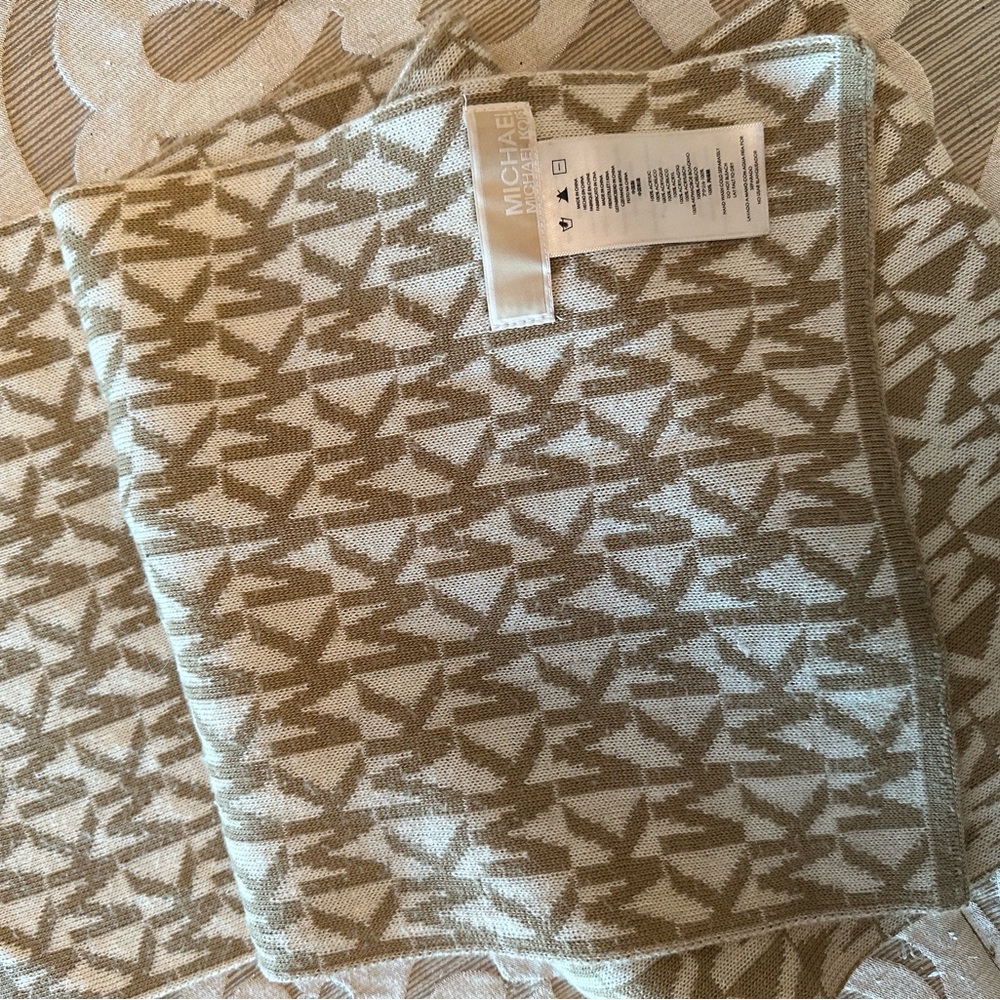 Beautiful reversible Michael Kors logo winter scarf 🧣